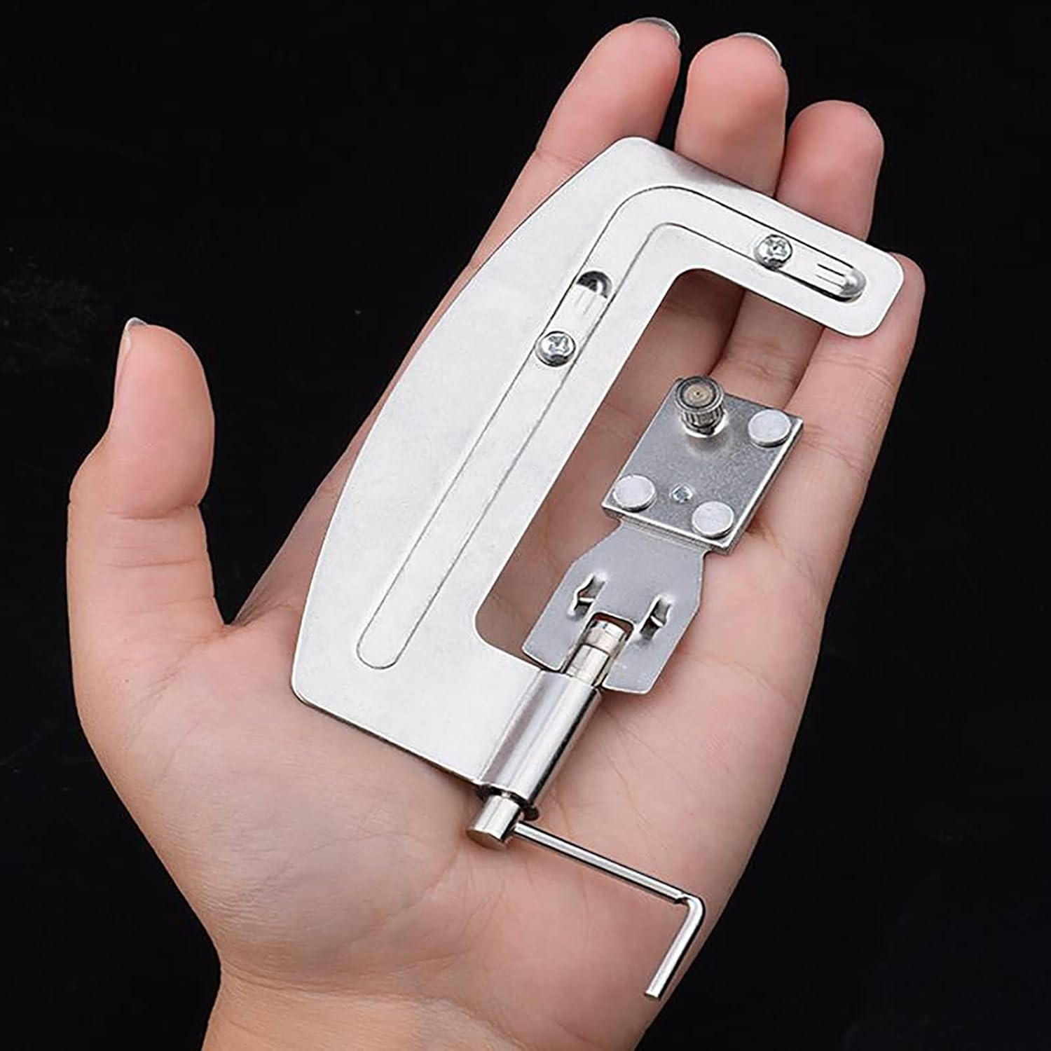 Dispozitiv pentru legarea carligului/acului de pescuit, Zola, din otel inoxidabil, semi-automat, 10.3x3.5x1.8 cm, argintiu Dispozitiv pentru legarea carligului/acului de pescuit, Zola, din otel inoxidabil, semi-automat, 10.3x3.5x1.8 cm, argintiu